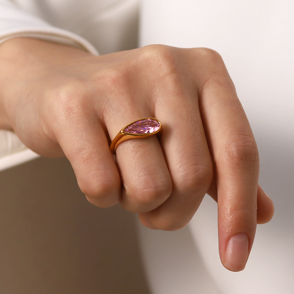 Rozā kubiskā cirkonija gredzens ar asaru krāsā